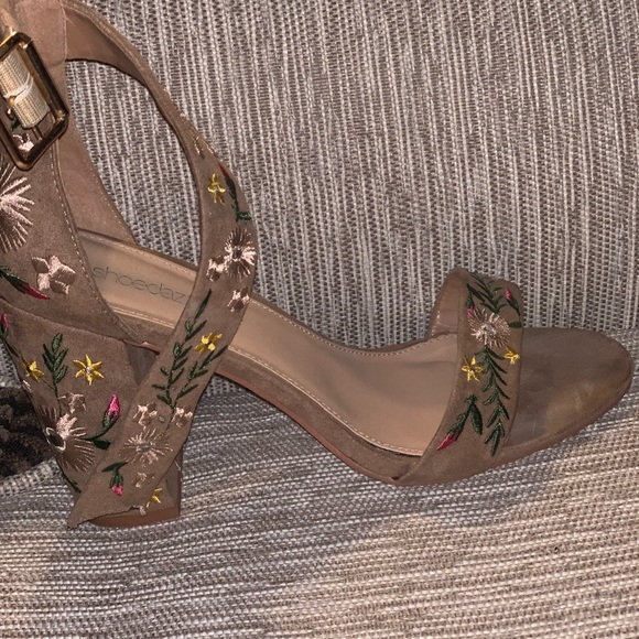 Designed block heel - Picture 3 of 6